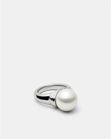 En Pointe Pearl Ring